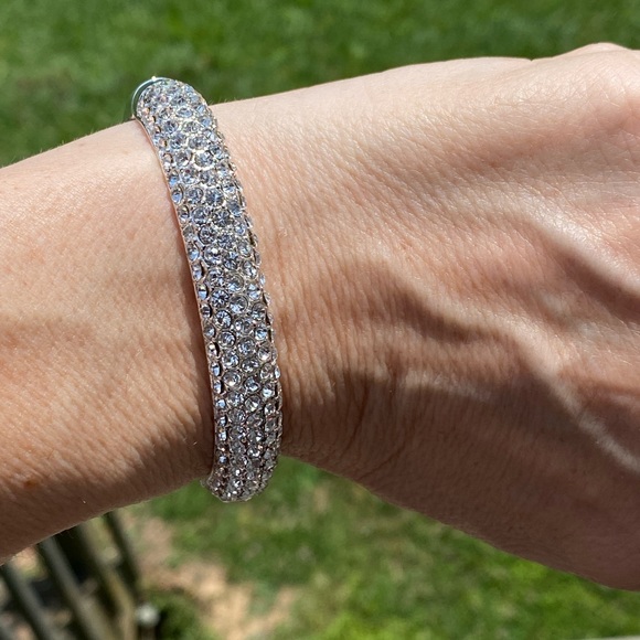 Crystal adorned silver plated hinge bracelet - Picture 8 of 16